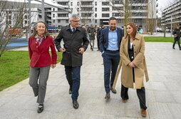 Marisol Garmendia, David Lucas, Denis Itxaso y María Jesús San José, en el barrio donostiarra de Txomin Enea.