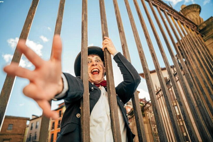 El mono Charlie, interpretado por Garazi San Martín.