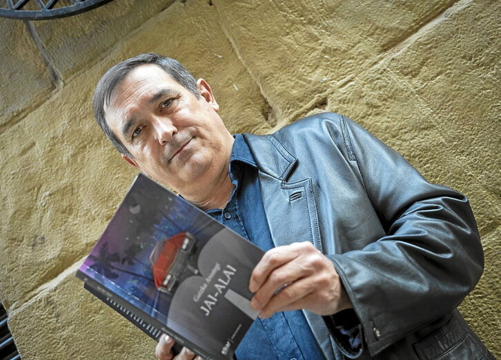 Gaizka Arostegi “Jai-Alai” nobela berria eskuetan duela.