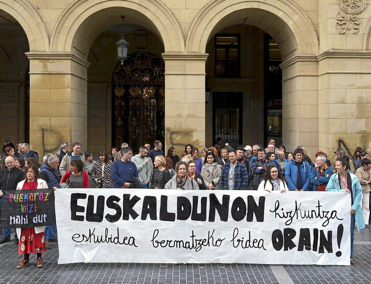 Gipuzkoako Aldundiaren aurrean egindako elkarretaratze ugarietako bat.