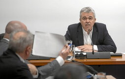 El exsecretario de Organización del PSOE y exparlamentario navarro Santos Cerdán, durante su comparecencia en la comisión y a su llegada.