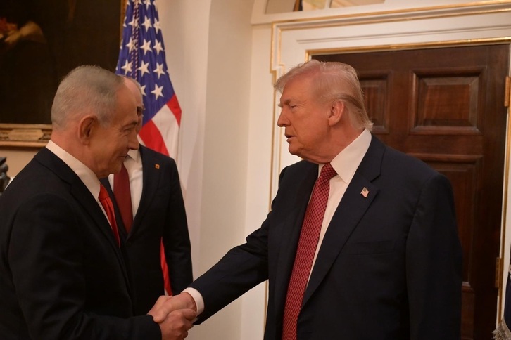 Netanyahu y Trump se saludan al inicio de la reunión.