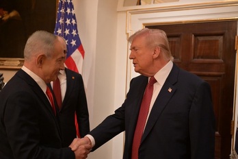 Netanyahu y Trump se saludan al inicio de la reunión.