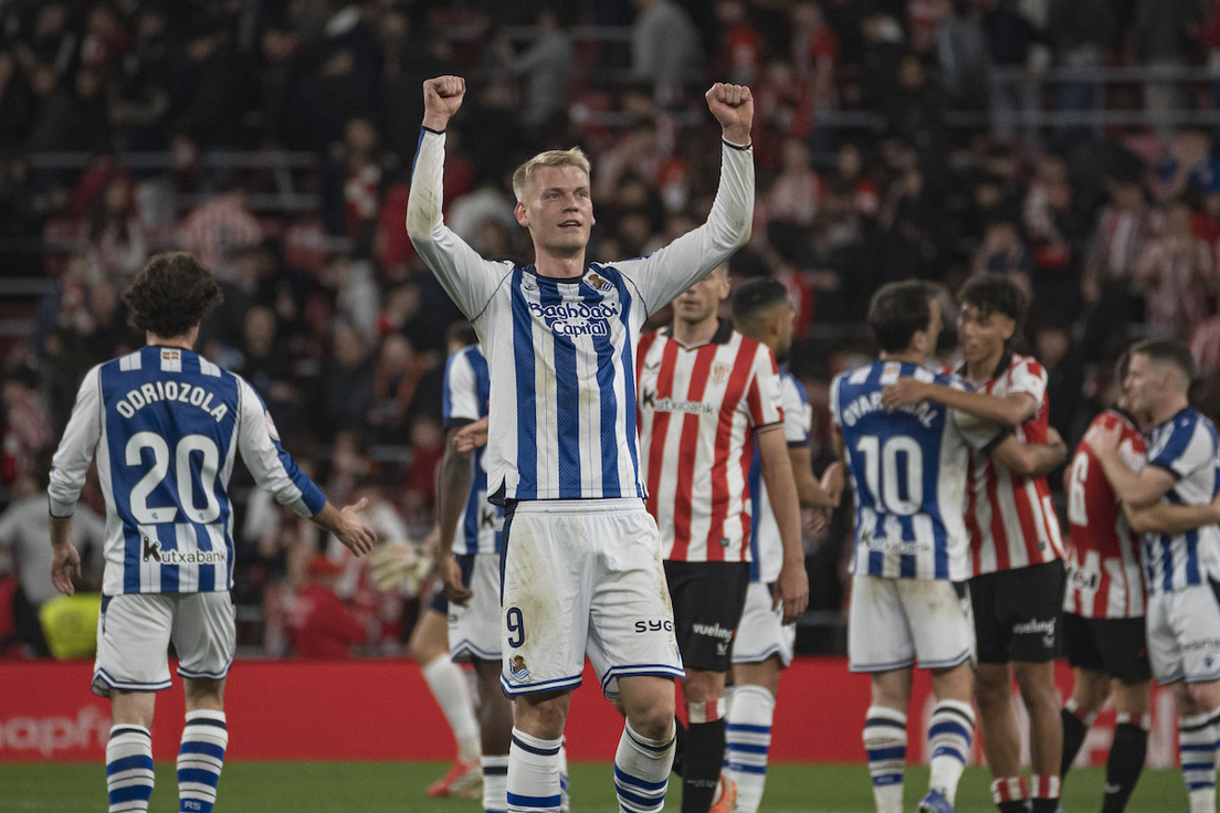 Oskarsson celebrando la victoria, mientras la afición cantaba su canción.