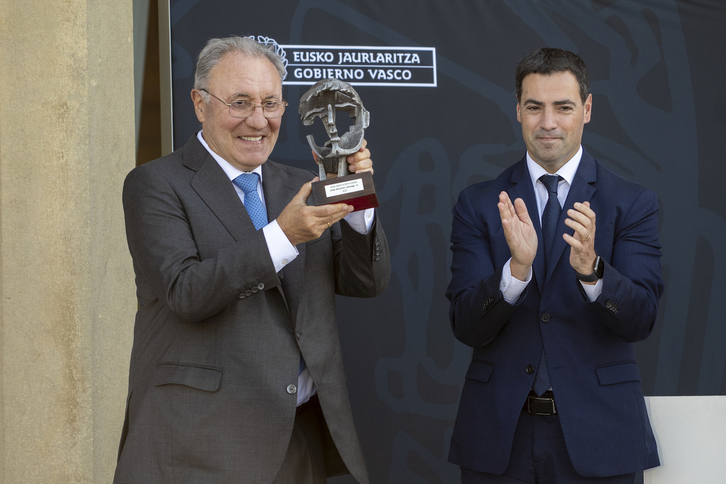 Jainaga, al recibir el Premio Joxe Mari Korta 2025 en julio del año pasado, junto al lehendakari Pradales.