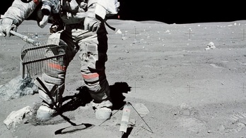El astronauta John W. Young recoge muestras de regolito durante una misión lunar de 1972.