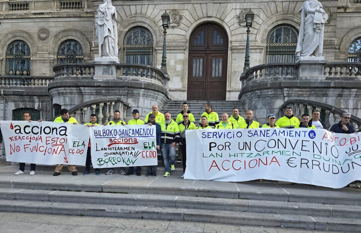 Manifestación de la plantilla del servicio de saneamiento de Bilbo frente al Ayuntamiento.