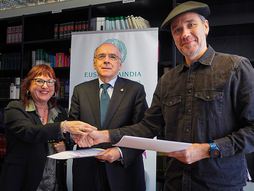 Mire Agur Meabe, Andres Urrutia eta Mikel Ayllon, hitzarmena sinatu ostean.