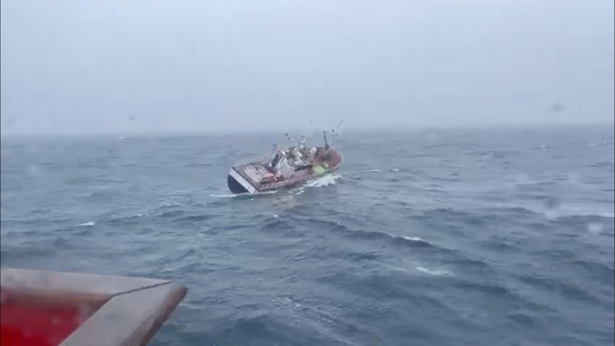 Ondarroar jatorriko Itoitz ontziaren bila dabiltza Galizian, eskifaia onik ebakuatu ostean