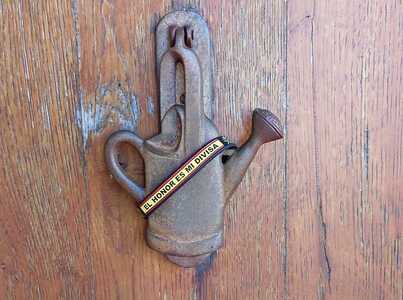 El brazalete aparecido en la aldaba de la vivienda.