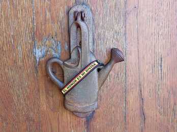 El brazalete aparecido en la aldaba de la vivienda.