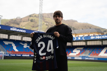 Juan Bernat posa en Ipurua con la camiseta del Eibar.
