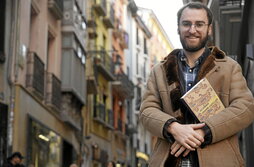 Julen Villarreal Moreno hizkuntzalari nafarra, yurakare-gaztelania hiztegiaren ale bat eskuetan duela.