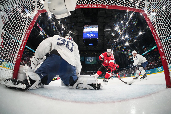 Suiza y Francia, en uno de los partidos de hockey disputados en este nuevo palacio.