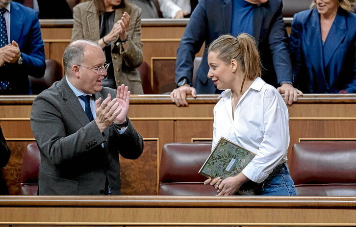 Miguel Tellado y Ester Muñoz, del PP, se felicitan tras la aprobación de la ley contra la multirreincidencia.