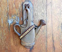 El brazalete apareció en la aldaba de la vivienda.