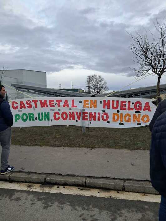 Pancarta que informa de la huelga en Castmetal Vitoria.