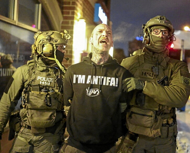 Agentes federales detienen a un manifestante.