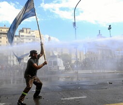 Cañones de agua contra las protestas.