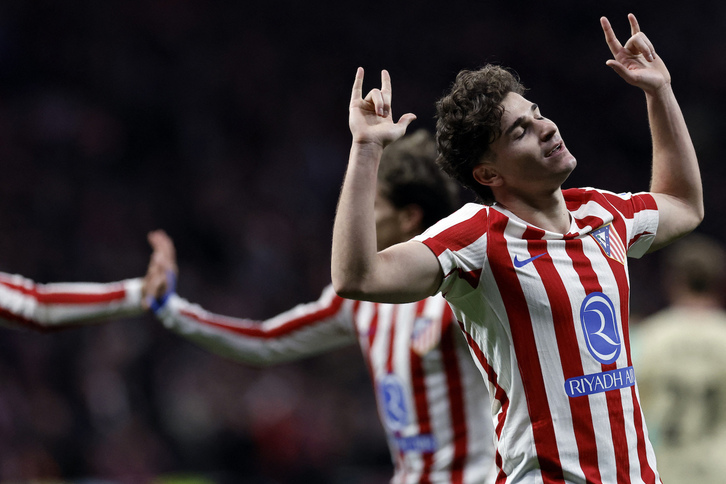 El Atlético tiene más que pie y medio en la final tras aplastar 4-0 al Barcelona. En la imagen, Julián Álvarez.