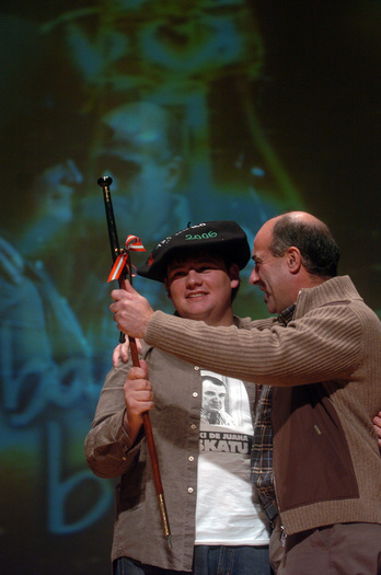 Xabi Paya, 2006ko finalean irabazitako txapelarekin.