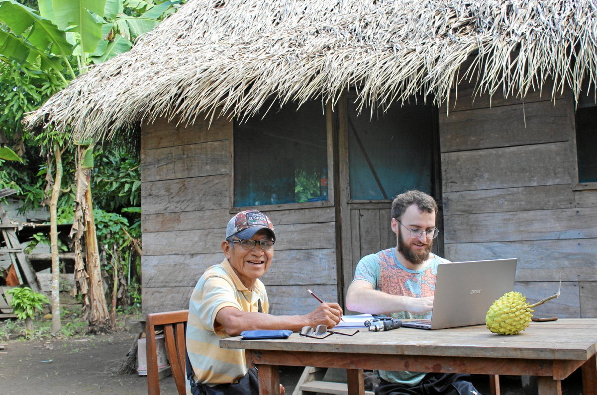 Beheko irudian, Julen Villarreal yurakare hiztun batekin. Beste orrialdean, La Misión herriko biztanleak musika tresnak jotzen. (Julen VILLARREAL)