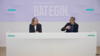 Nerea Kortajarena eta Josu Aztiria, agerraldian.