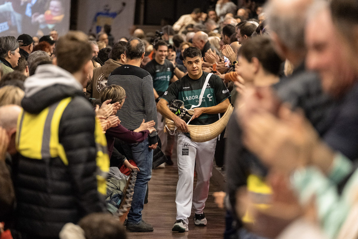 Goitia eta, atzerago, Lekerika, Gernikako Jai Alai pilotalekuan. (ERAMAN JAI ALAI)