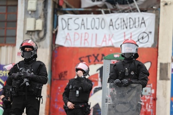 Agentes de la Ertzaina antes de producirse el desalojo del Gaztetxe de Etxarri II.