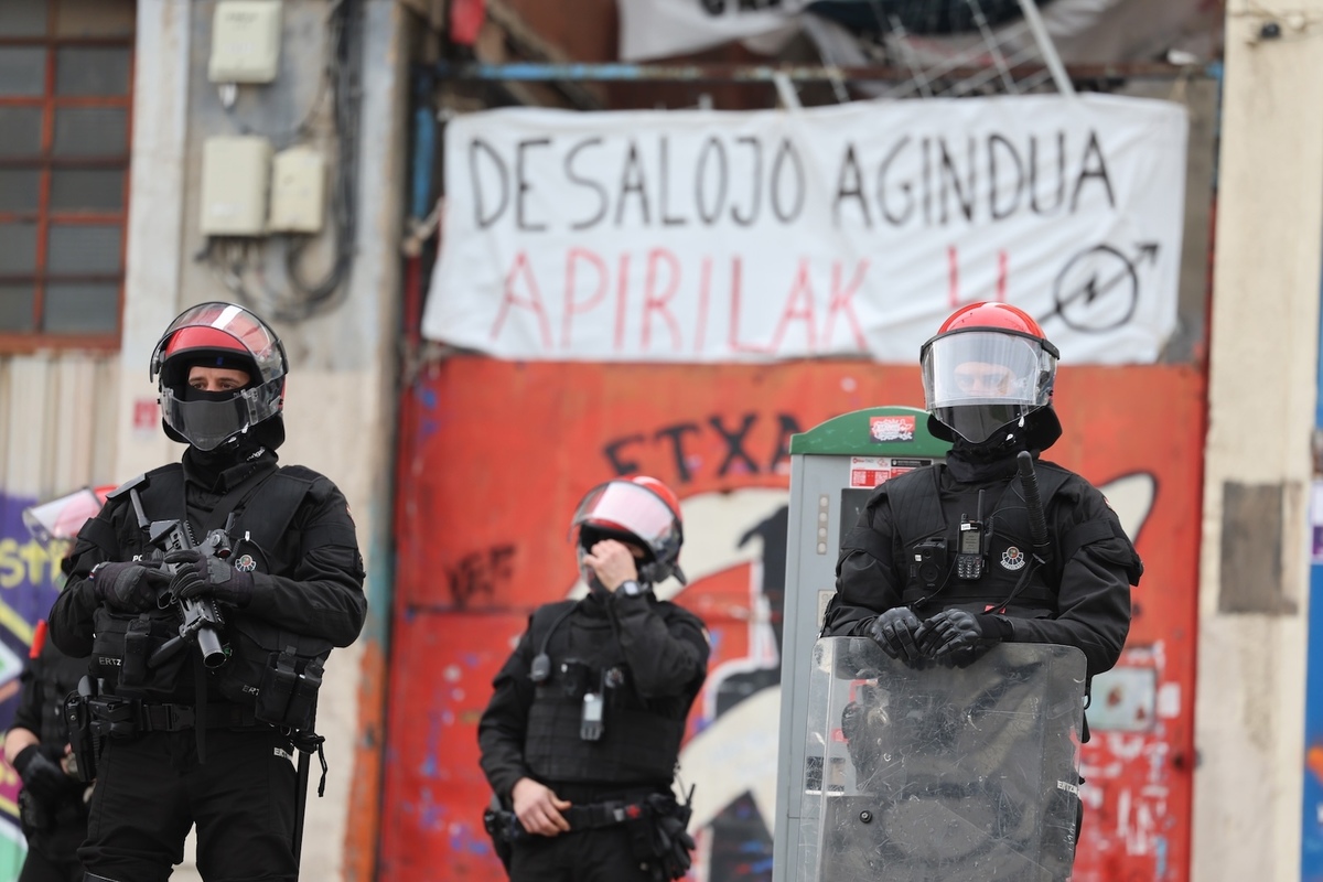 Tres ertzainas investigados por malos tratos a los detenidos durante el desalojo de Etxarri II