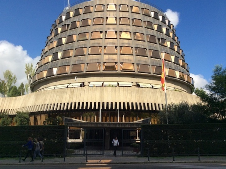 El TC anula partes de dos leyes forales navarras.