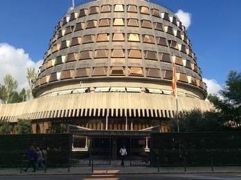 El TC anula partes de dos leyes forales navarras.