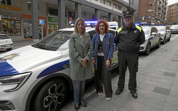 Sonia López y Karmele Tubilla, junto a un responsable de la Policía Local, en octubre de 2023, al presentar los nuevos coches patrulla.