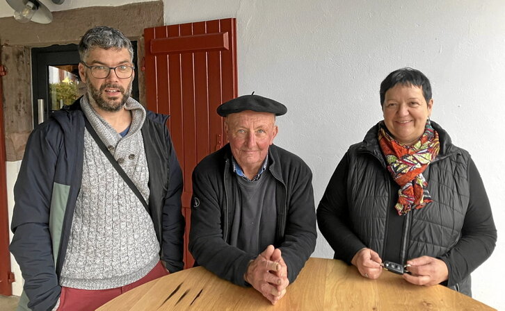 Patxi Thikoipe, Dominique Amestoy eta Pantxika Maitia, Arrosako Elgenia ostatuan, EHZren aurkezpenaren ondotik.
