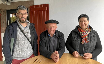 Patxi Thikoipe, Dominique Amestoy eta Pantxika Maitia, Arrosako Elgenia ostatuan, EHZren aurkezpenaren ondotik.