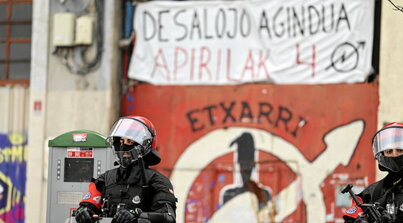 Agentes de la Ertzaina antes de producirse el desalojo del gaztetxe de Etxarri II.