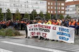 Los trabajadores de Tubos Reunidos en la concentración de ayer en Lakua