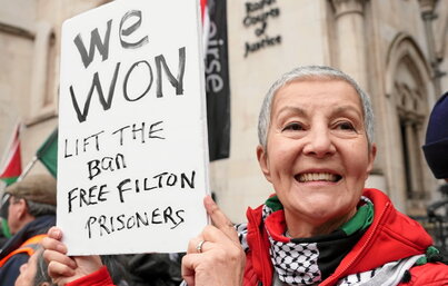 Activistas celebran el fallo del Tribunal Superior de Londres.