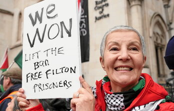 Activistas celebran el fallo del Tribunal Superior de Londres.