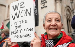 Activistas celebran el fallo del Tribunal Superior de Londres.
