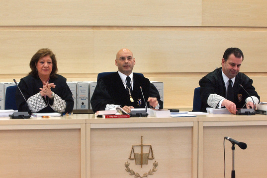 Ángela Murillo, a la izquierda, en el juicio a una célula de Al -Qaeda.