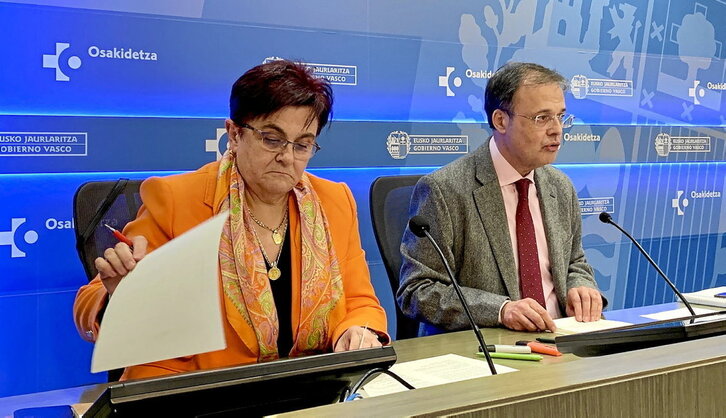 La directora de Osakidetza, Lore Bilbao, y el consejero de Salud, Alberto Martínez, el 29 de enero.