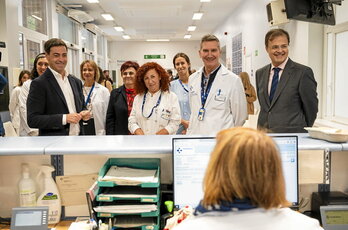 El lehendakari, Imanol Pradales, y el consejero de Salud, Alberto Martínez, en el centro de Salud Doctor Areilza de Indautxu.
