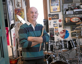 El baterista y musicoterapeuta Jose Landa en el estudio de música de su casa.