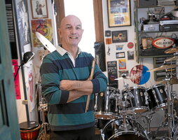 El baterista y musicoterapeuta Jose Landa en el estudio de música de su casa.