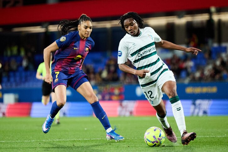 Alimata Belem se lleva el balón ante Paralluelo.