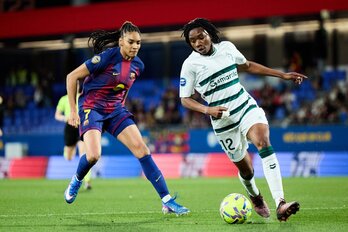 Alimata Belem se lleva el balón ante Paralluelo en el partido de Liga F entre Eibar y Barcelona en el Johan Cruyff.