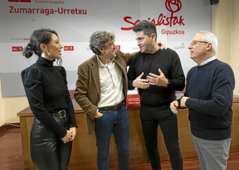 Eneko Andueza junto a Mikel Serrano, alcalde de Zumarraga.