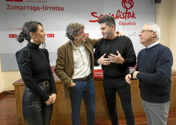 Eneko Andueza junto a Mikel Serrano, alcalde de Zumarraga.