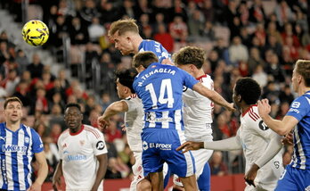 Con este soberbio testarazo empató el partido Toni Martínez.